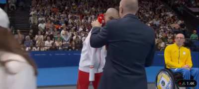 How they give the Phryge souvenir to athletes with no arms