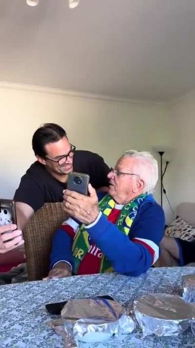 O véi levou duas horas pra entender o que tava acontecendo