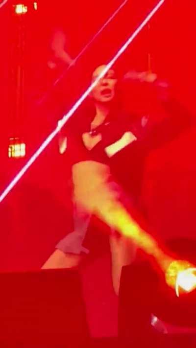 Keep wilding on that stage baby I like it when you show more of your ass and boobies fuck 💦💦💦