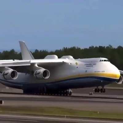 AN-225 landing