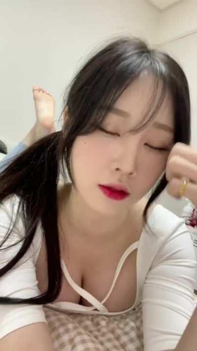 한갱 (@woohankyung) in the pose