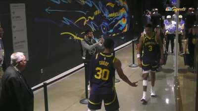 [Highlight] Jordan Poole Sees Stephen Curry In Tunnel And Throws Mouthpiece