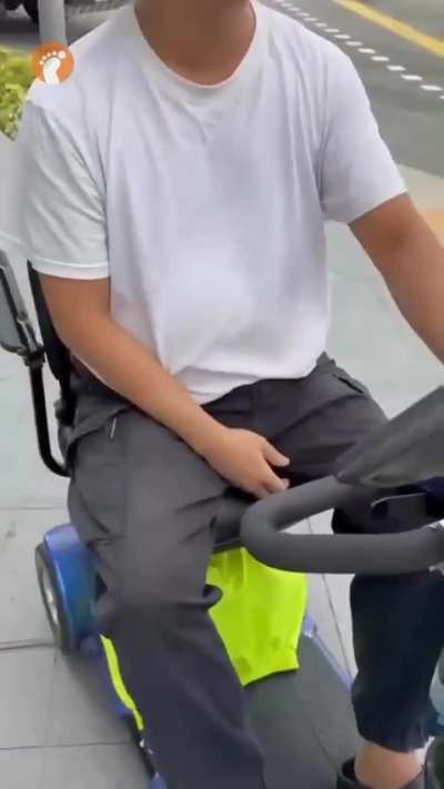 When you walk, don't see handphone!