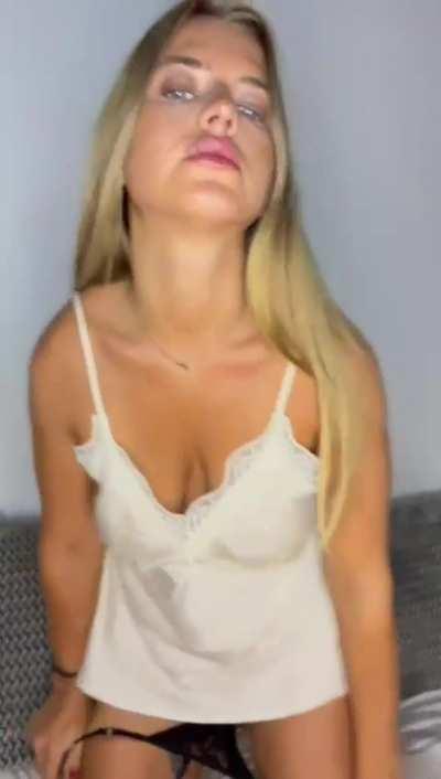 I love guys who eat cute beauties