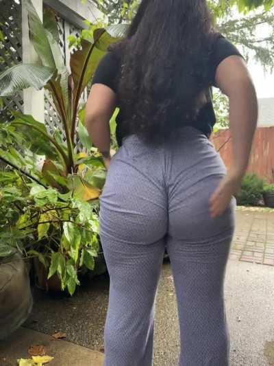 Slow mode, twerk video in forbidden pajama pants🙈😩