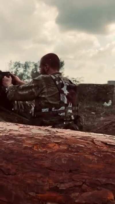 Ukrainian soldier uses a Maxim gun