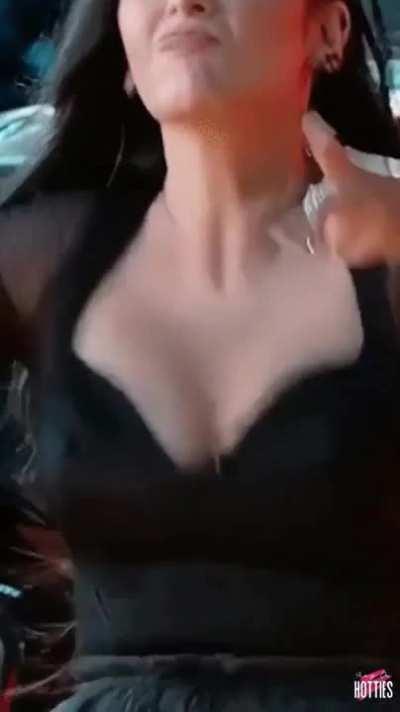 Shruti hassan making milk shake😉🤤