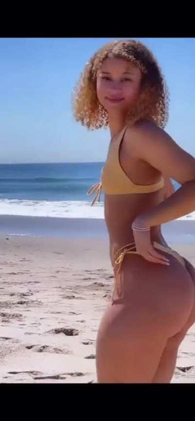 Upvote if you want her to sit on your face ðð¥°