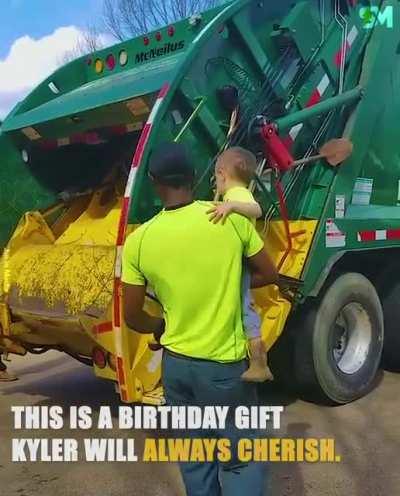 🔥🔥You're not born racist.This is so heartwarming💝 Credit