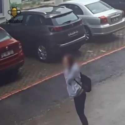 Bursa'da sokak ortasında bir kadına yapılan taciz.Ülkede kadınlar güvende,feminizm hareketi gereksiz diyenler en yakın kanalizasyona atlasın lütfen.