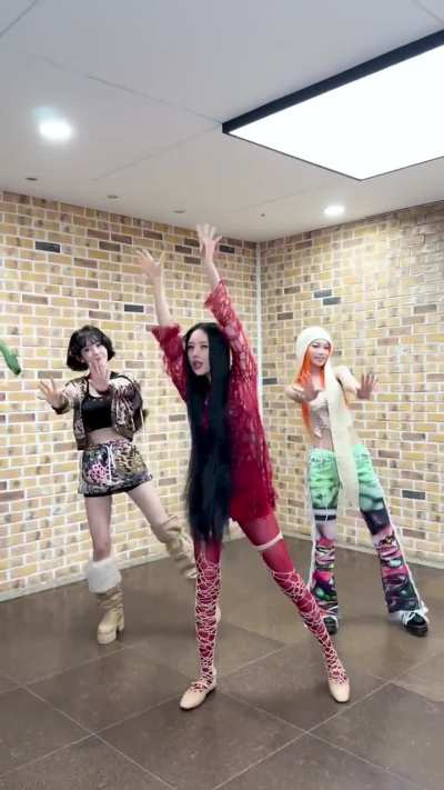 251107 SUNMI TikTok Update with Miyawaki Sakura & Kim Chaewon - Why so CYNICAL😈 (CYNICAL Challenge)