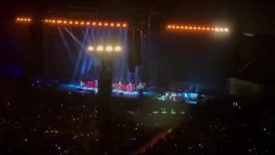 Liam and Noel having a chat on stage after Noel messes up Supersonic 😂 (transcript below)