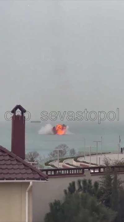 A new footage of a russian SU-27 (shot down by Russian air defence near Sevastopol earlier today) falling down right in the Black Sea