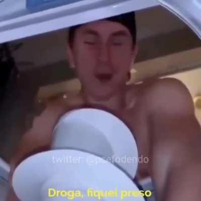 Puts amo o desespero desse cara.