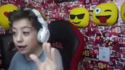 hem şeytan hem illuminati YANİ BU TAM Bİ OROSPU ÇOCUĞU