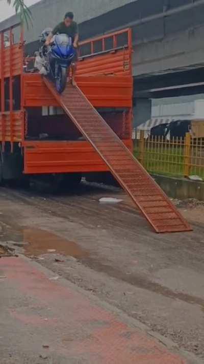 Taking that byke down.