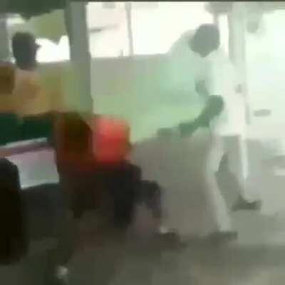 Este cara n esta bebado