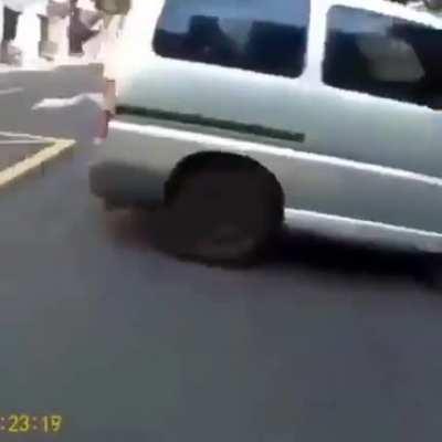 Lucky cyclist barely escapes idiot in car.