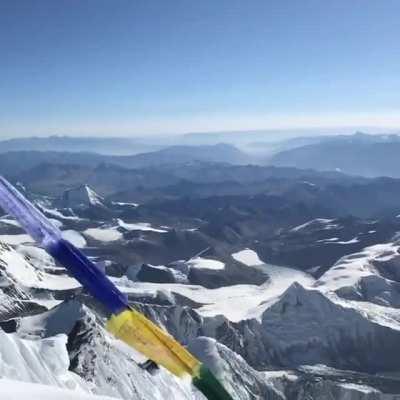This 360° video shows what it looks like on top of Mount Everest on a clear day.
