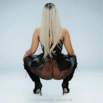 Gotta love how Nicki Minaj just shows off her nude crack so casually.