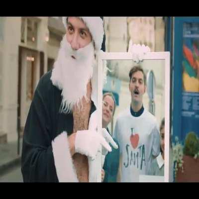 Santa do be acting sus