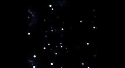 Мотыльки летят на свет? Нет, это звезды возле гигантской черной дыры в самом сердце Млечного пути. Конечно, это происходит не в реальном ремени. Это таймлапс, снятый так называемым «Очень Большим Телескопом» в Чили за период в 20 лет.