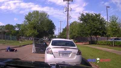 Guy points gun at officer during traffic stop