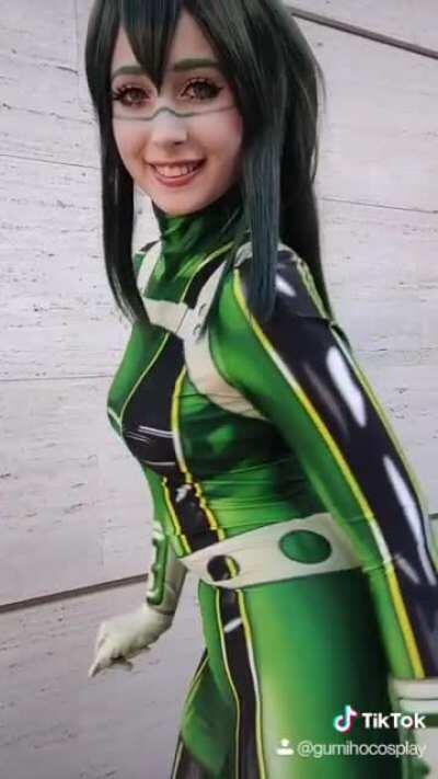 Finally wore my Froppy cosplay and couldn't resist to make a cringy little dance to one of my alltime fav songs that always cheers me up no matter what🐸💞