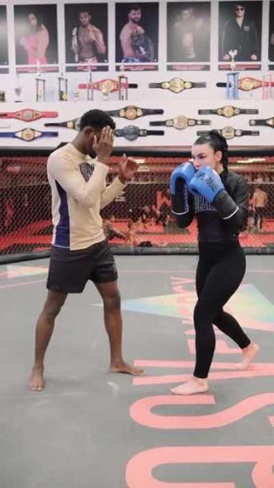 Lydiapwarren teaches us how to throw a left hook.