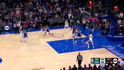 [Highlight] Matthews hits the 3 to put the Bucks up 1