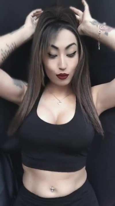 Tits flexing to the rythme 