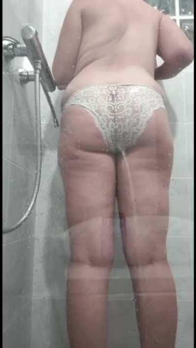 Emptying my ass through my panties