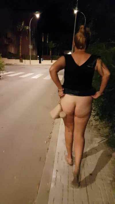 Want a quick flash of my panties (i am not wearing any!)