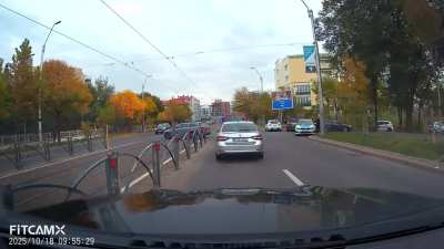 Două întoarceri pe linie continuă în fața poliției în 10s