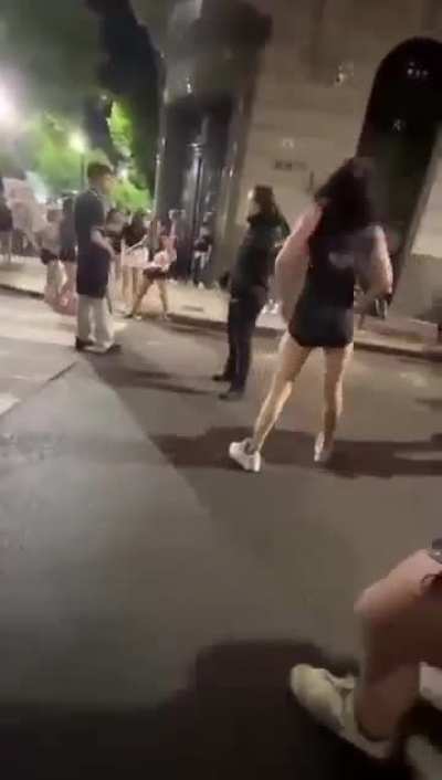 Esto fue en La Plata el viernes a la noche, a la salida de un boliche. Como podes ser tan hijo de puta de pegarle patadas en la cabeza a alguien en el piso? Estas pendejas de mierda tendrian que estar presas ya.