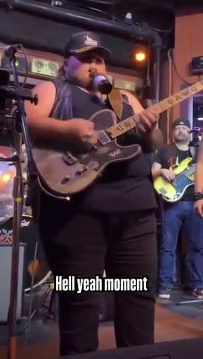 Badass Fingerstyle by some Redneck in a bar 🤯