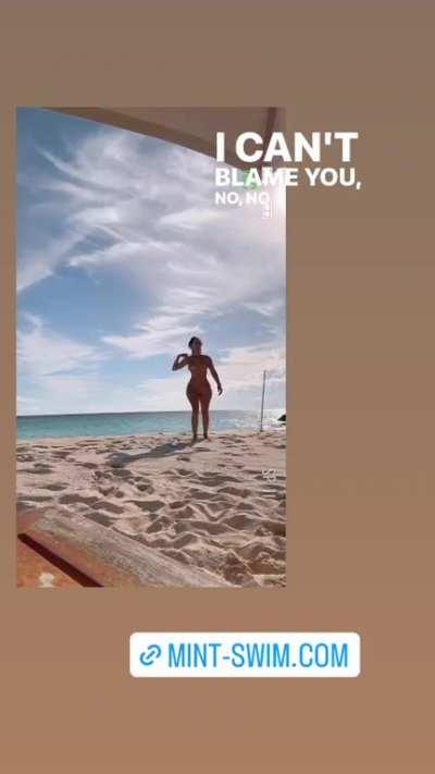 Nothing but ass 🍑 out