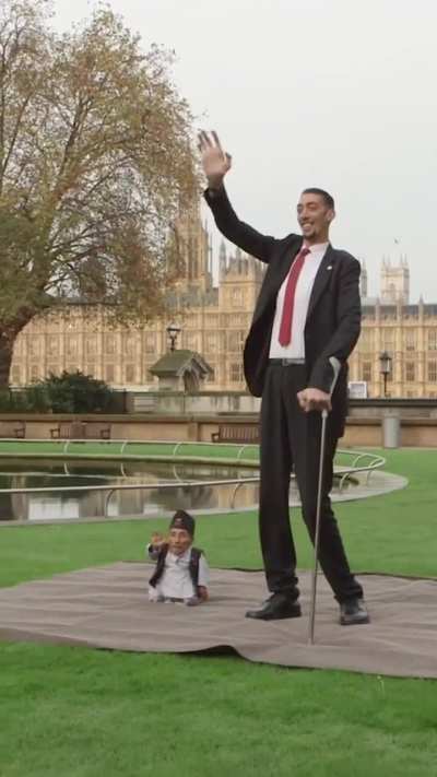 The tallest and the shortest man of the world as they have met in the London for a Guiness World Record event in 2014