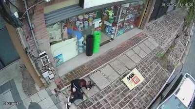 La argentinidad al palo: caco asalta a chica para robarle la cartera y le pega un tiro en la pierna de onda. El del local se asoma y al ver a alguien necesitando ayuda, cierra la persiana.