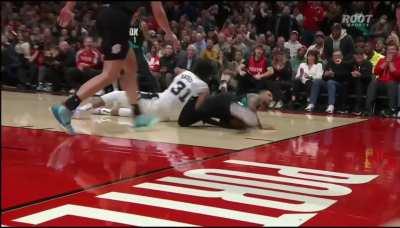 [Highlight] Dame gets a huge block, hypes up the crowd, then drills a deep three on the other end