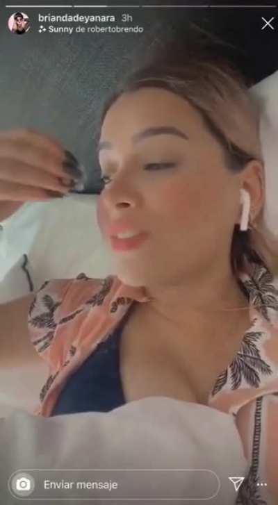 No es mucho pero se le alcanza a ver algo de pezon (cuando levanta la almohada), creo que brianda jamás tiene ese tipo de descuidos jajaja