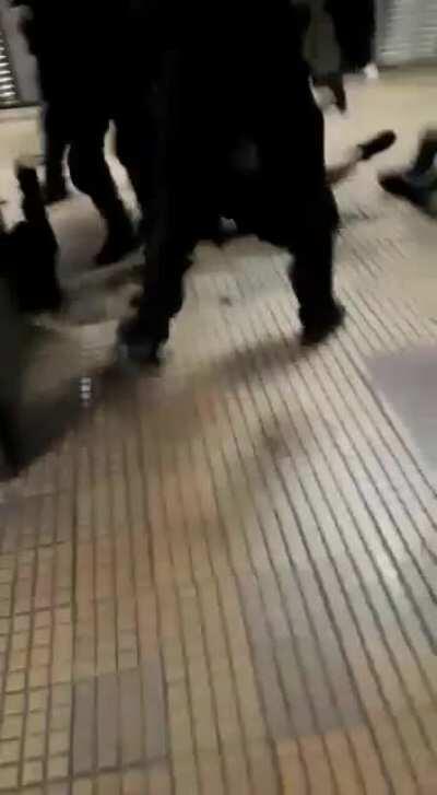 Steliști ducându-se pe pulă la stația de metrou Ștefan Cel Mare