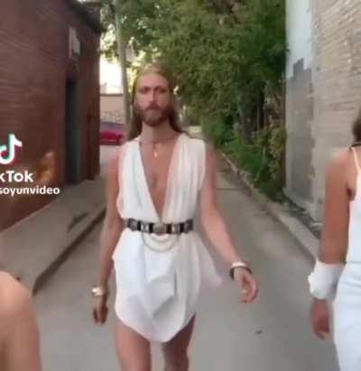 Neekhoe pretending to be part of the minion wave