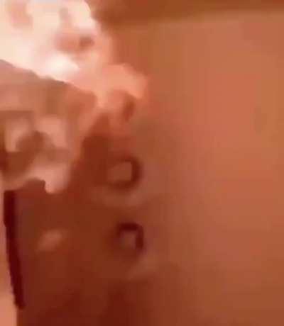 si no sabes ingles, dice que se va a follar a tu madre