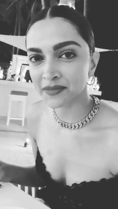HAWT AF! Looks like Deepika Padukone is showing off her beautiful face and cleavage one more time before the end of 2021 💦🤤 (Thanks Ranveer for the video)