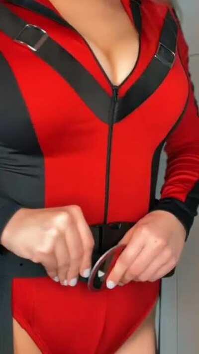 Looks like Lady Deadpool earned enough XP for a new outfit. Absolutely in love with it! How about y'all?