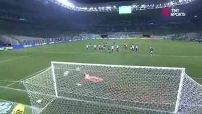 Simplesmente o melhor batedor de faltas do Brasil