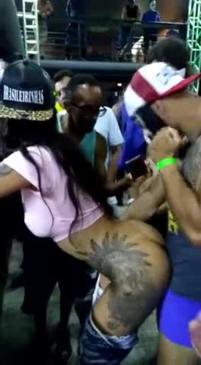 Public Sex at the 2019 Brazilian Carnival [gif]