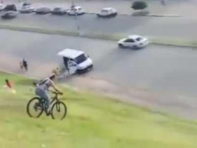 Good Samaritan stops cyclist from hitting a parked car