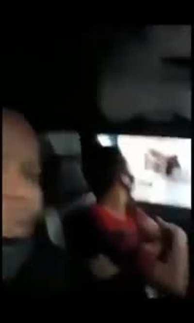 Pai Miliciano levando o 40kg molhado pra vacinar